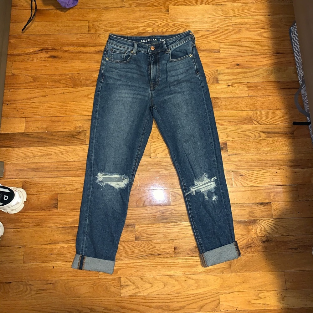 AE NWOT Medium Wash Mom Jeans - sz 2